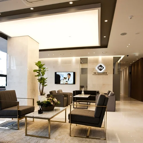 이유구강악안면외과치과의원 photo 3