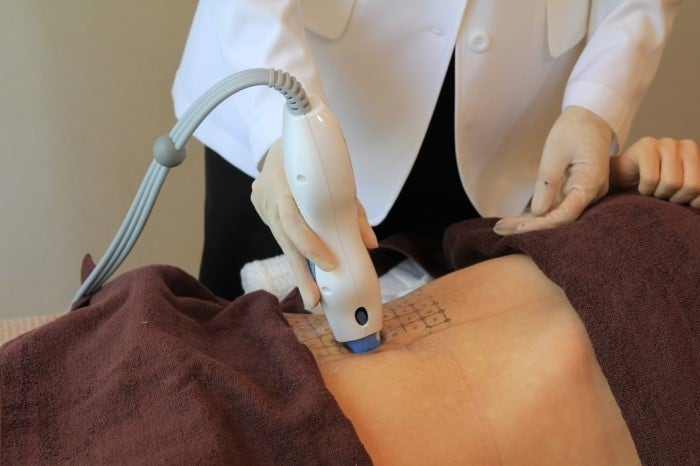 Dermatología en cadena de montaje frente a dermatología sin producción en cadena: ¿Cómo elegir?