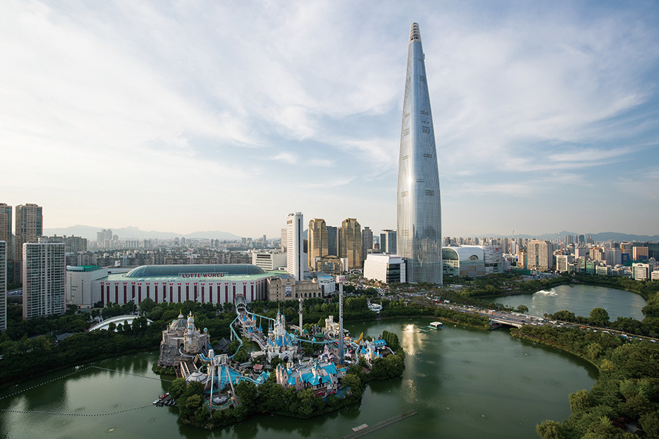 La Lotte World Tower, el edificio más alto de Seúl, Corea del Sur, tiene 123 pisos.