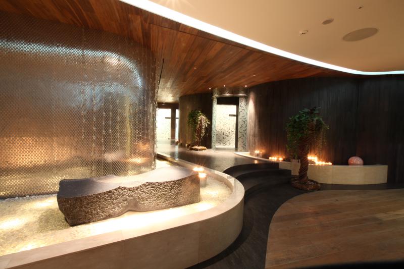 Masaje terapéutico acuático en el spa de lujo de Gangnam, Corea del Sur.