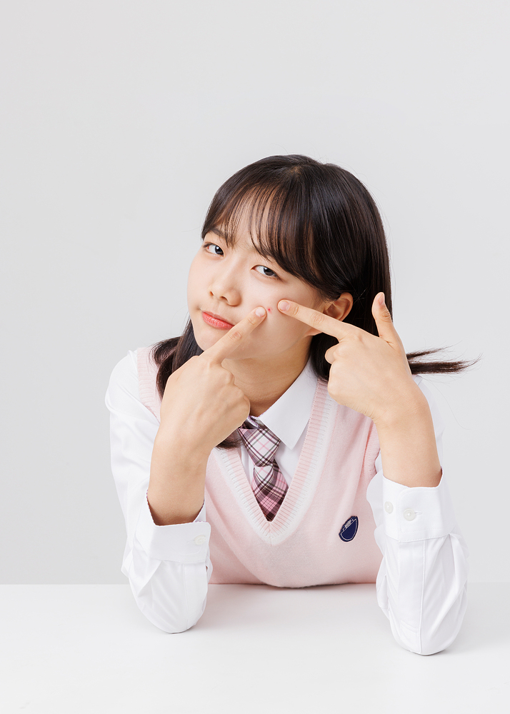 Học sinh trung học Hàn Quốc đang bí mật thực hiện những thủ thuật thẩm mỹ nào? Hãy tạm biệt nỗi lo về ngoại hình, bắt đầu với quy trình chăm sóc da dựa trên chứng cứ khoa học.